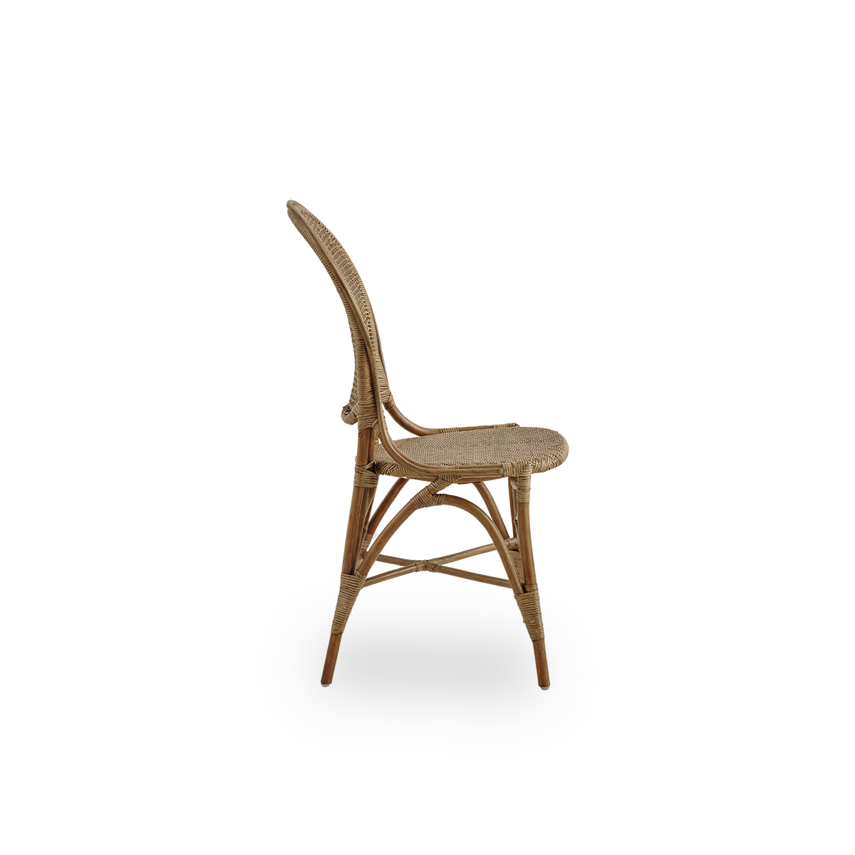 Plain side view of Rossini dining chair in antique brown color. Elegant wicker chair with round backrest in simple design. Handcrafted from high quality rattan.