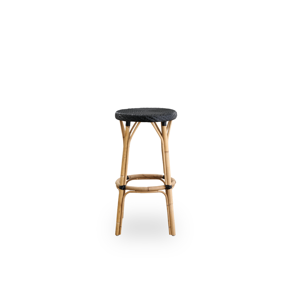 Front view of the Simone barstool, height 78 cm.
Rattan frame with footrest, featuring a fully woven round seat handcrafted in ArtFibre in black color. Stackable barstool.