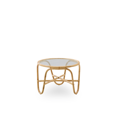 Side view of the The Charlottenborg coffee table designed by Arne Jacobsen, a round wicker coffee table with integrated glass top, handcrafted from high-quality Indonesian rattan.
