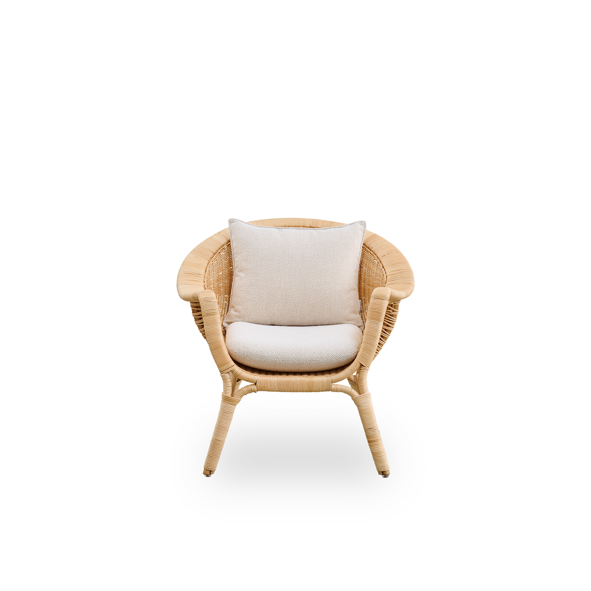 Front view of the Madame Exterior lounge chair designed by Nanna & Jørgen Ditzel.
Fully woven rattan lounge chair with a soft, feminine shell-shaped design.