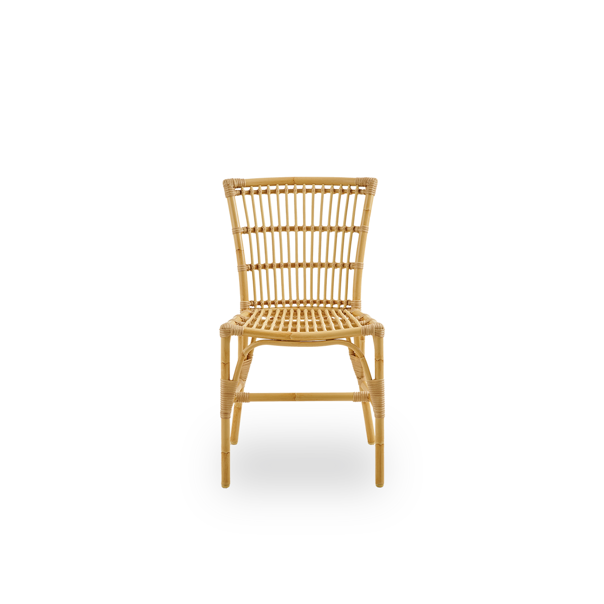 Front view of the Elisabeth outdoor dining chair in rattan look. A small outdoor dining chair with a minimalistic design. Aluminium frame with ArtFibre weavings.