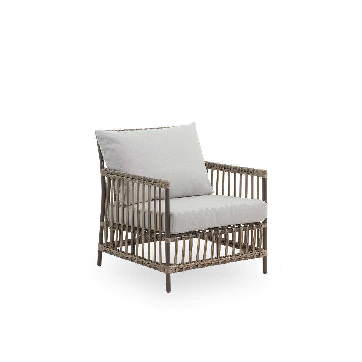 Side view of Caroline Exterior Lounge Chair in the color Moccaccino. The frame of the chair is made from aluminum with elegant ArtFibre details. The design is minimalistic and elegant.