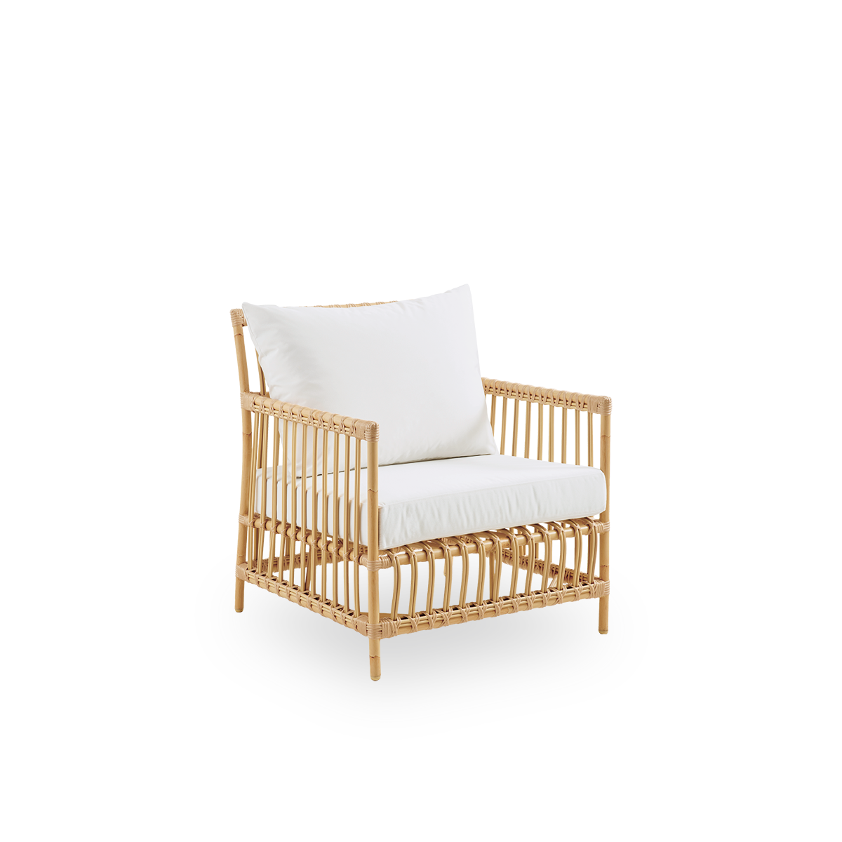 Side view of Caroline Exterior Lounge Chair in the color natural which is handpainted to look like rattan. The frame of the chair is made from aluminum with elegant ArtFibre details. The design is minimalistic and elegant.