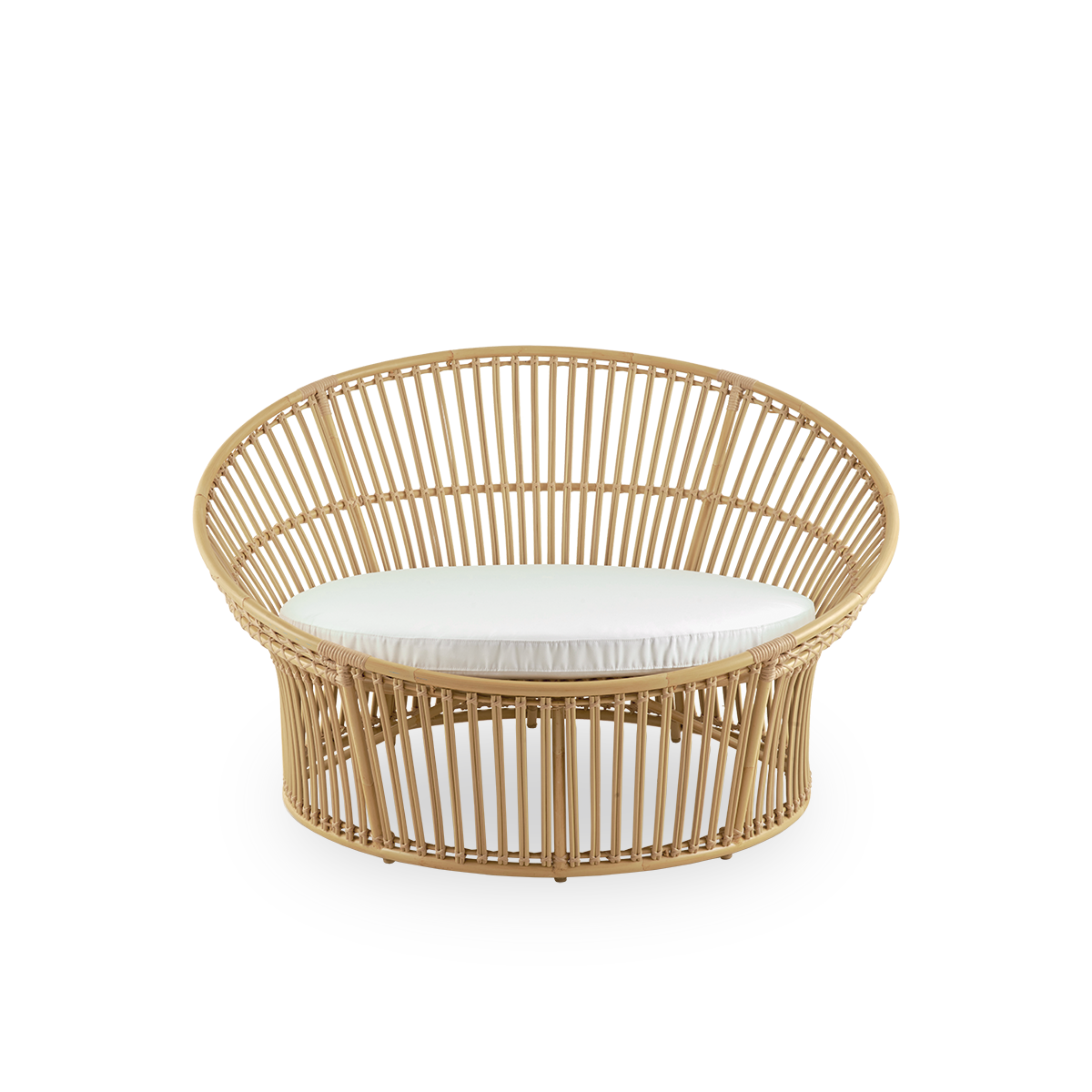 Front view of the Olympia Nest Exterior, a luxurious Danish design outdoor love nest with open weave and curved back.
Aluminium frame in rattan look with ArtFibre windings.
