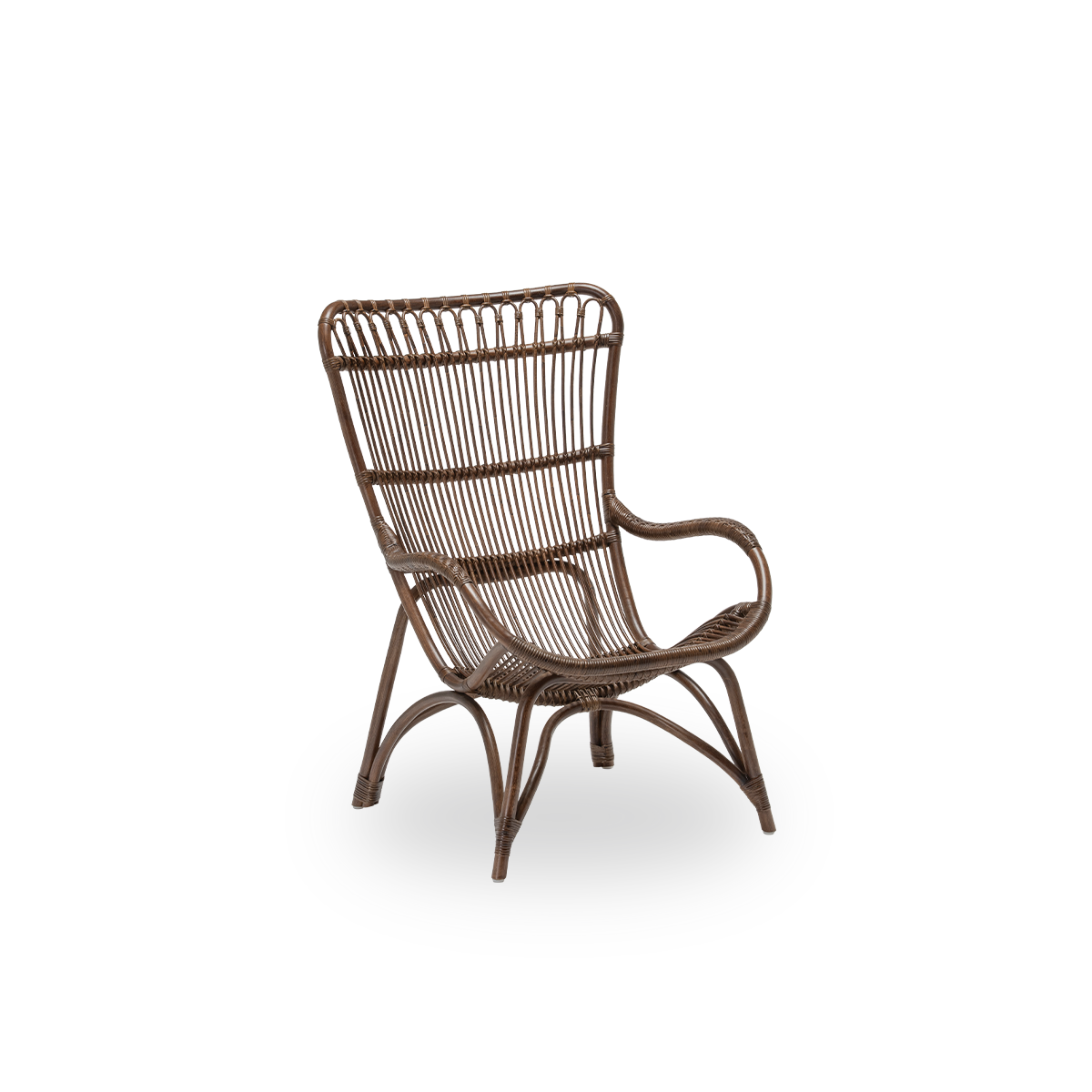 Side view of the Monet lounge chair, in brown rattan. An aesthetic and comfortable Danish design, with detailed windings and a generous seat. Handcrafted from high-quality Indonesian rattan.