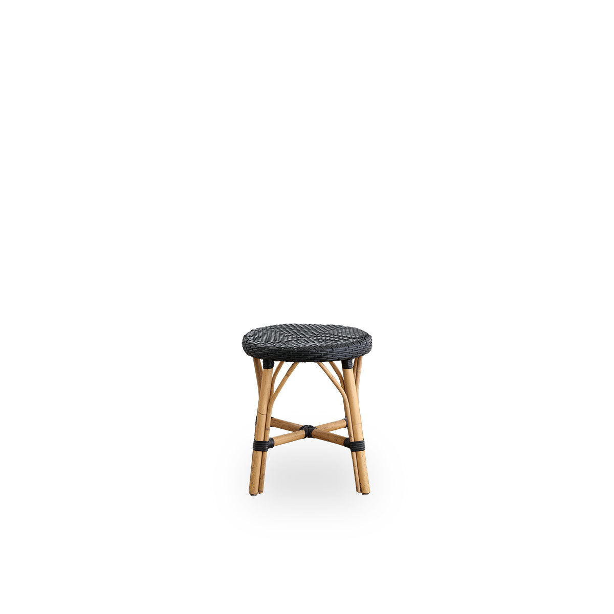 Front view of the Simone stool, height 52 cm.
Rattan frame with footrest, featuring a fully woven round seat handcrafted in ArtFibre in black color. Stackable rattan stool.