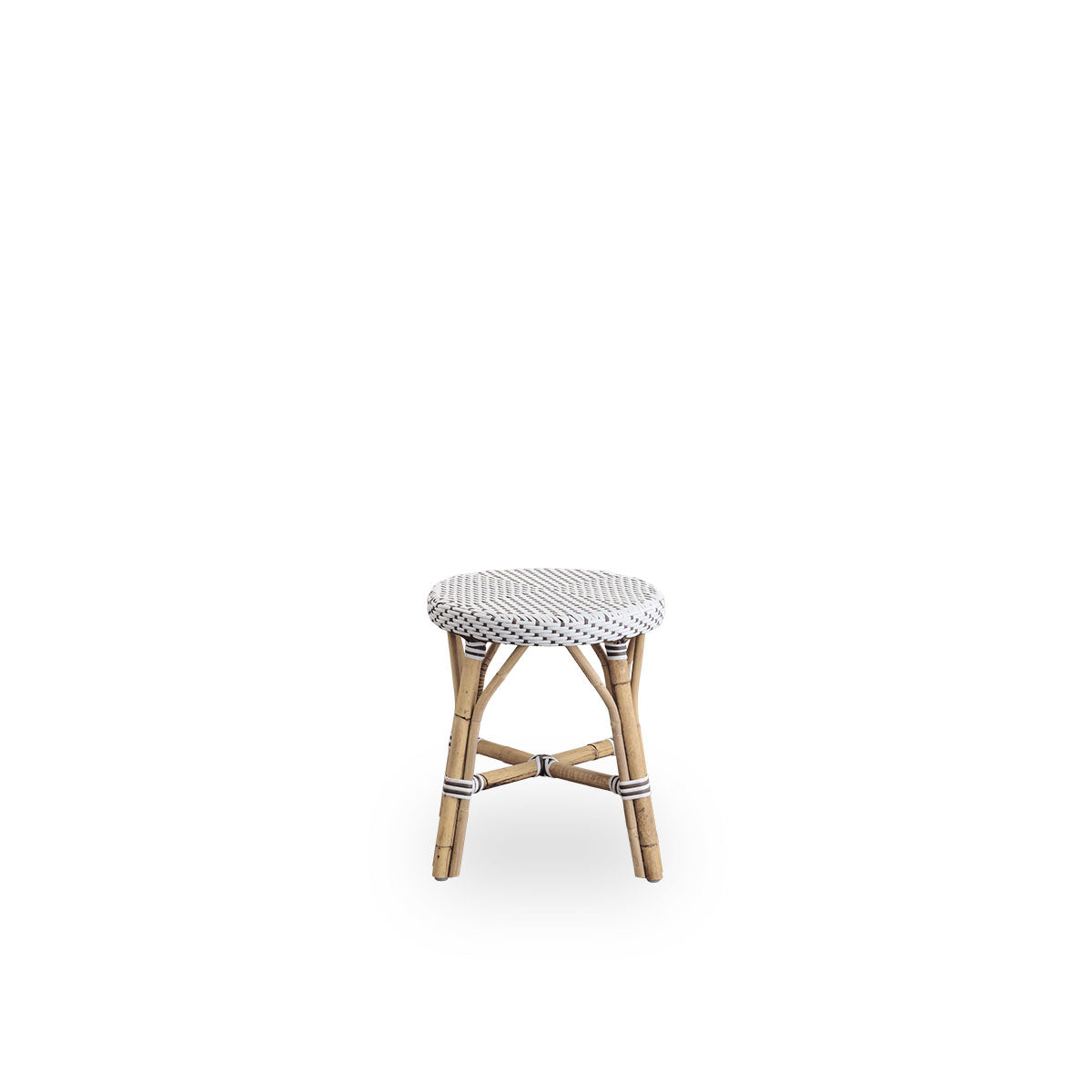 Front view of the Simone stool, height 52 cm.
Rattan frame with footrest, featuring a fully woven round seat handcrafted in ArtFibre in black color. Stackable rattan stool.