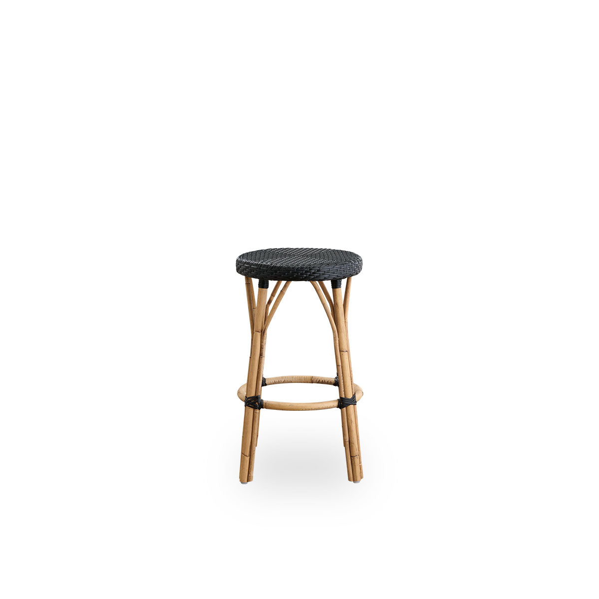 Front view of the Simone counterstool, height 68 cm.
Rattan frame with footrest, featuring a fully woven round seat handcrafted in ArtFibre in black color. Stackable counterstool.