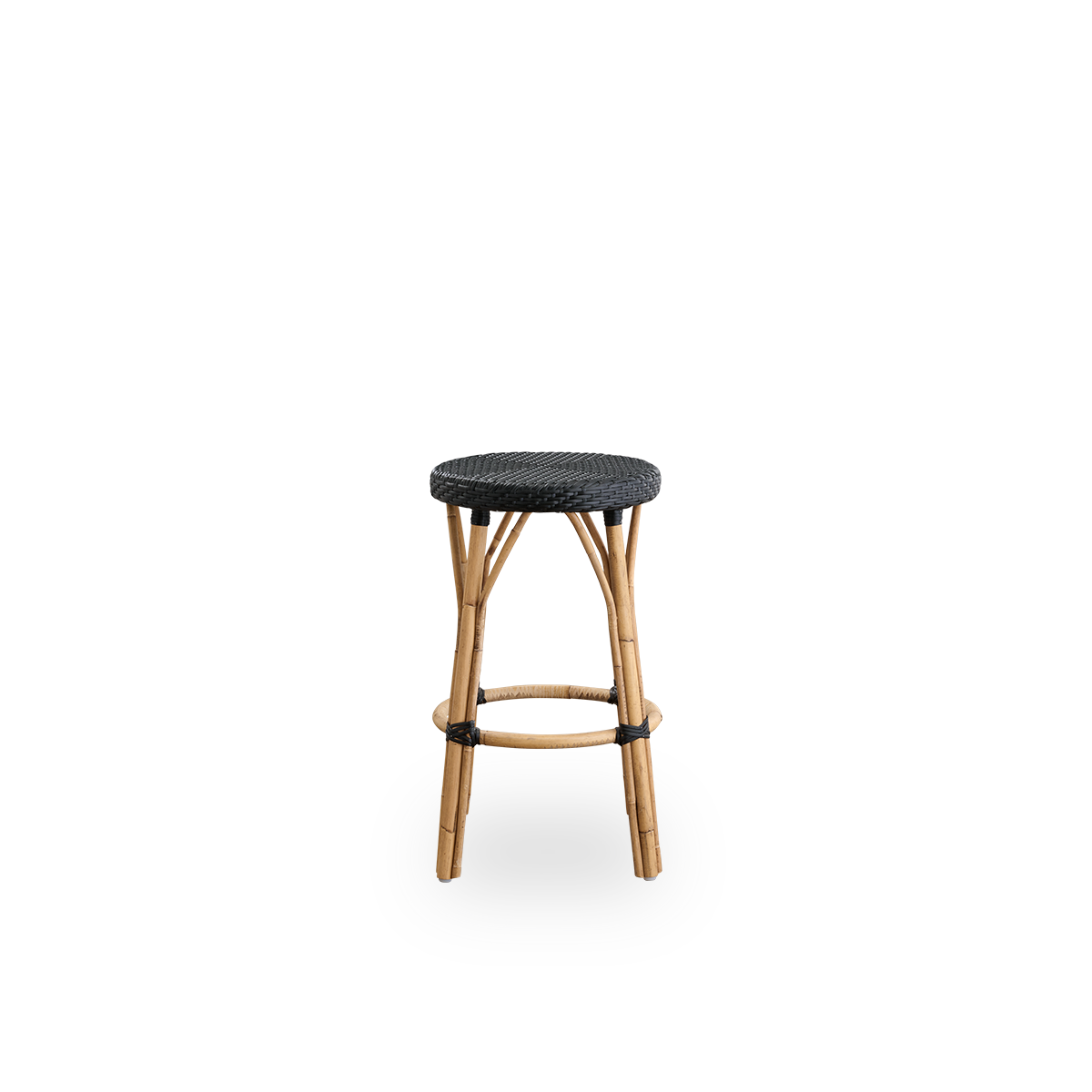 Front view of the Simone counterstool, height 68 cm.
Rattan frame with footrest, featuring a fully woven round seat handcrafted in ArtFibre in black color. Stackable counterstool.