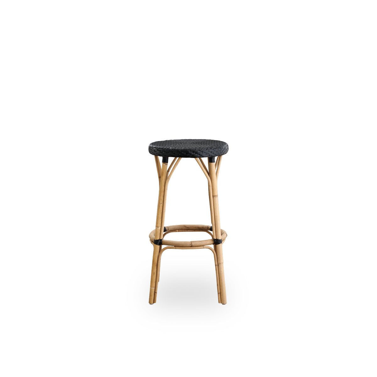 Front view of the Simone barstool, height 78 cm.
Rattan frame with footrest, featuring a fully woven round seat handcrafted in ArtFibre in black color. Stackable barstool.