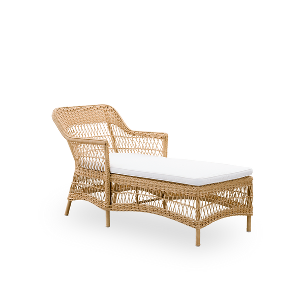Side view of Olivia outdoor chaiselounge in Natural color. Aluminium frame fully woven with ArtFibre. Romantic look inspired by British colonial style.