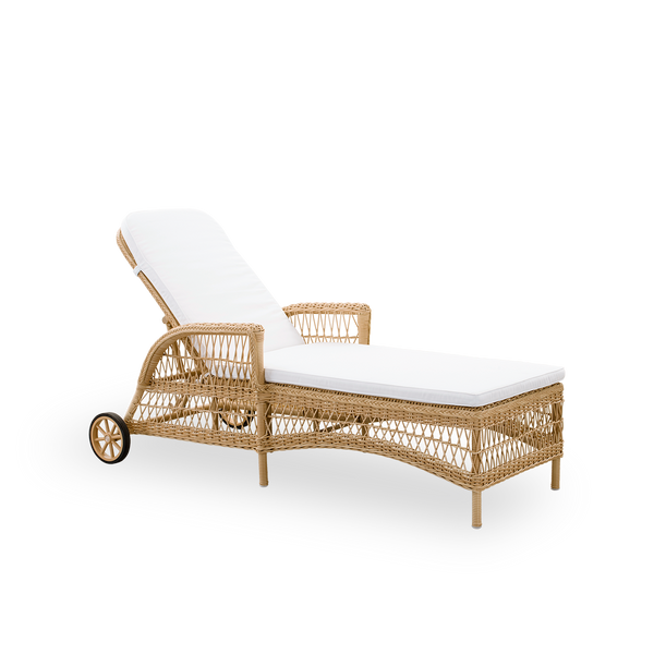 Side view of the Daisy sunbed in natural color. Fully woven sunbed with adjustable backrest and wheels, inspired by British colonial style. Aluminum frame woven with ArtFibre.