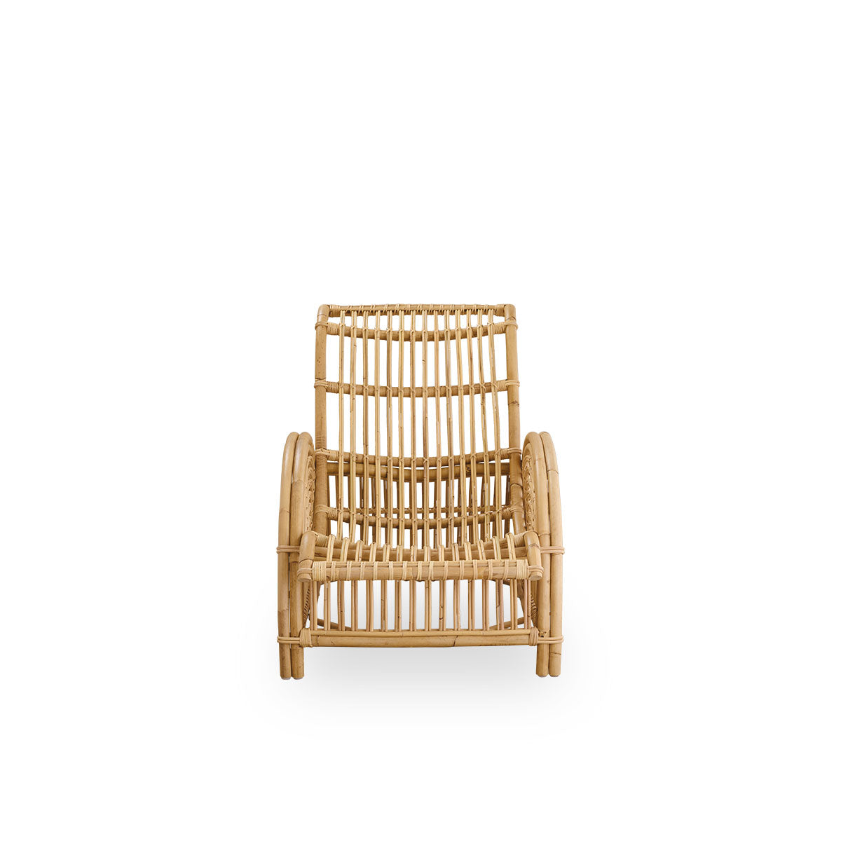 Front view of the Paris lounge chair, iconic design by Arne Jacobsen.
Handcrafted from high-quality rattan.