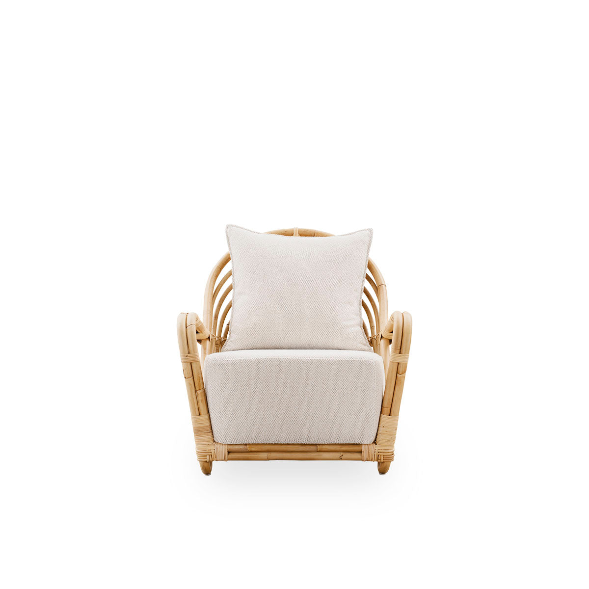 Front view of the Charlottenborg lounge chair in polished natural rattan, designed by Arne Jacobsen. The chair features a curved back and armrests integrated into the base, handcrafted from high-quality Indonesian rattan.