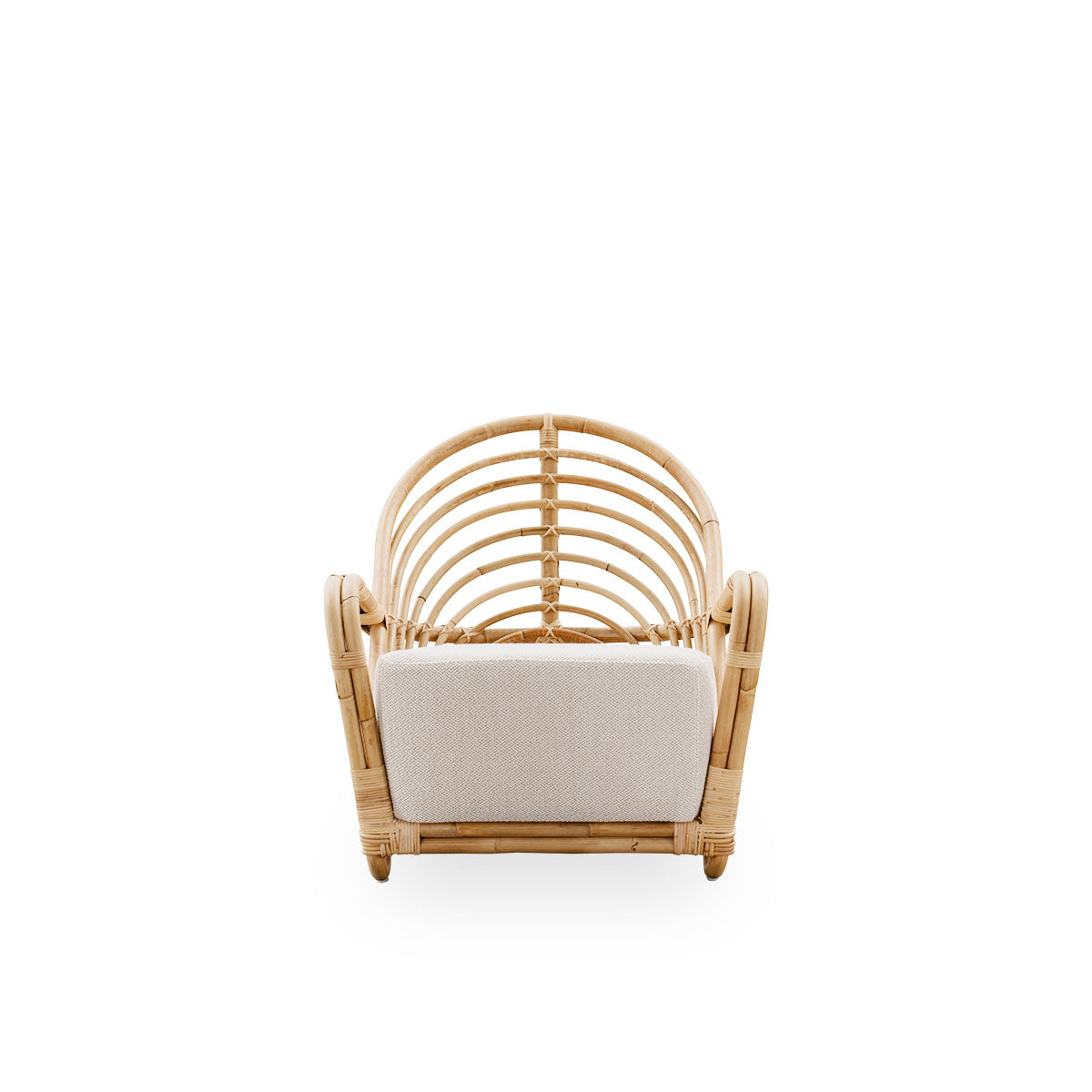 Front view of the Charlottenborg lounge chair in polished natural rattan, designed by Arne Jacobsen. The chair features a curved back and armrests integrated into the base, handcrafted from high-quality Indonesian rattan.