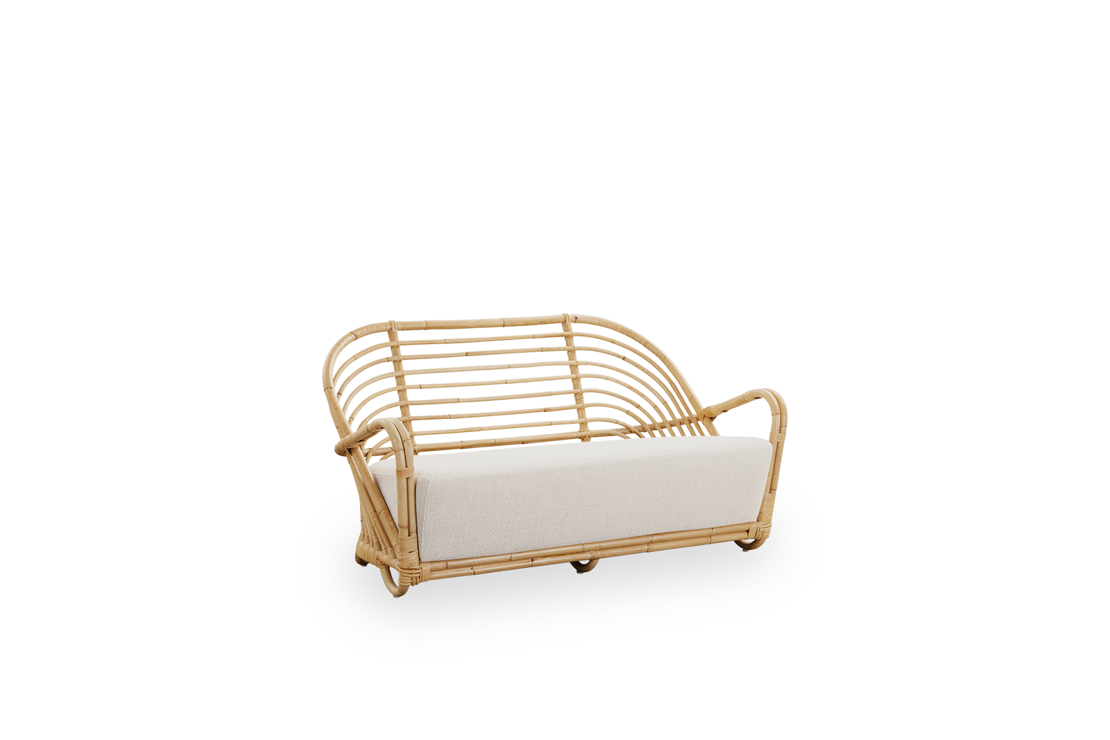 Side view of the Charlottenborg 2-seater Sofa in polished natural rattan, designed by Arne Jacobsen. The sofa features a curved back and armrests integrated into the base, handcrafted from high quality Indonesian rattan.