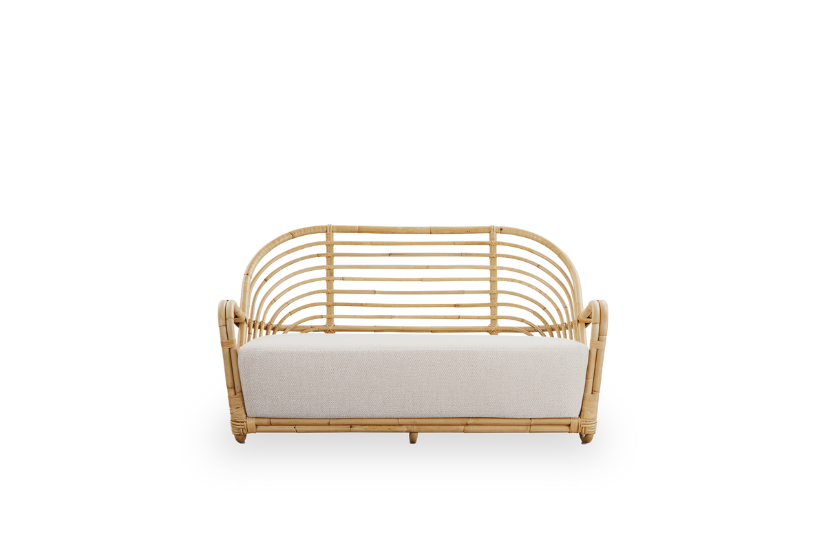 Front view of the Charlottenborg 2-seater sofa in polished natural rattan, designed by Arne Jacobsen. The sofa features a curved back and armrests integrated into the base, handcrafted from high-quality Indonesian rattan.