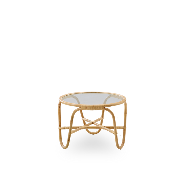 Side view of the The Charlottenborg coffee table designed by Arne Jacobsen, a round wicker coffee table with integrated glass top, handcrafted from high-quality Indonesian rattan.