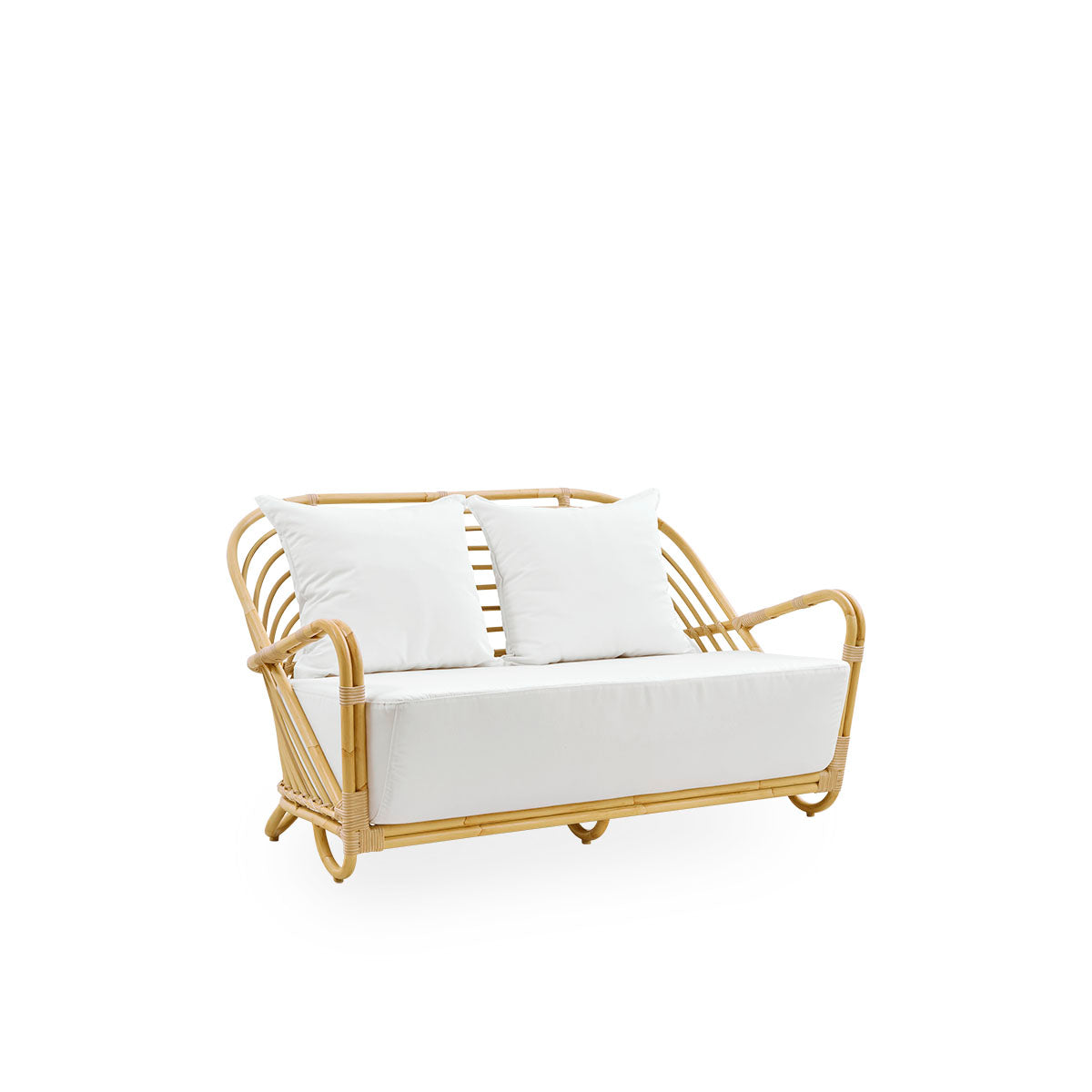 Side view of the Charlottenborg Exterior 2-seater sofa in rattan look, designed by Arne Jacobsen. The sofa features a curved back and armrests integrated into the base, handcrafted with an Alu-Rattan frame and woven ArtFibre details.