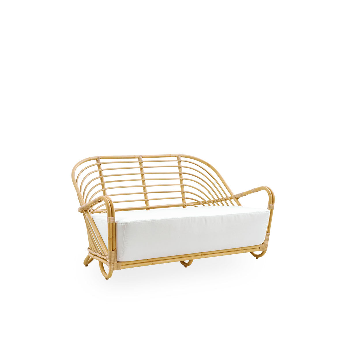 Side view of the Charlottenborg Exterior 2-seater sofa in rattan look, designed by Arne Jacobsen. The sofa features a curved back and armrests integrated into the base, handcrafted with an Alu-Rattan frame and woven ArtFibre details.