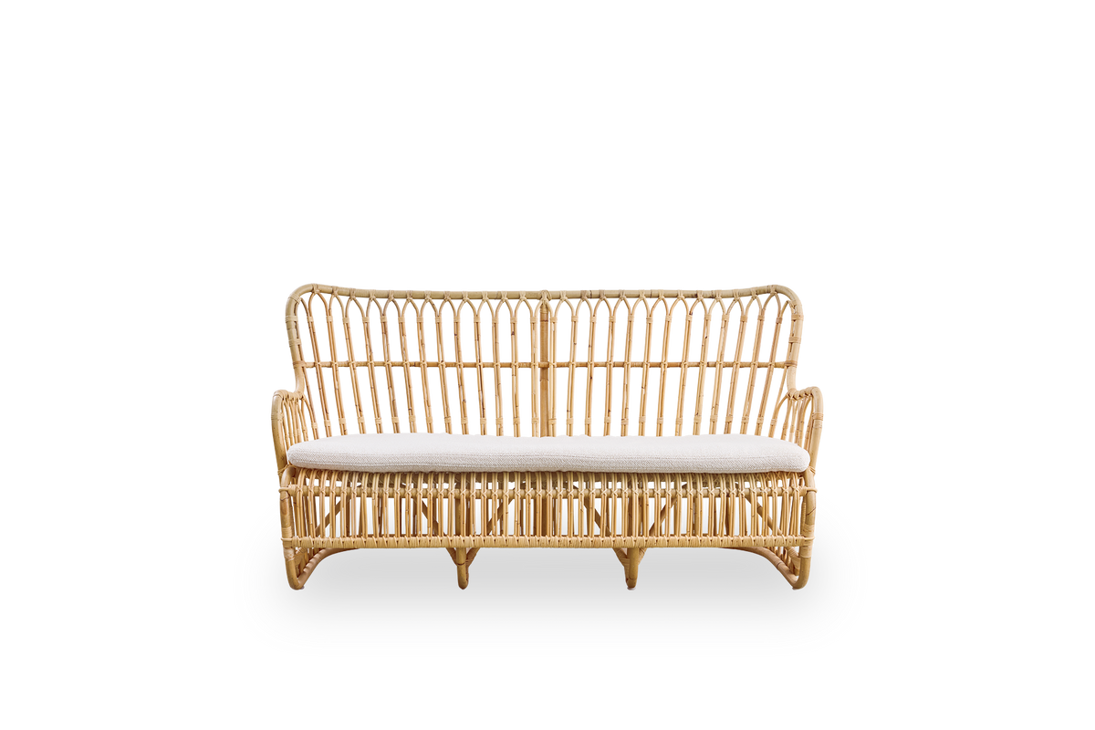 Front view of the Tulip wicker sofa designed by Tove Kindt-Larsen, with soft organic lines.
Handcrafted from high-quality Indonesian rattan.