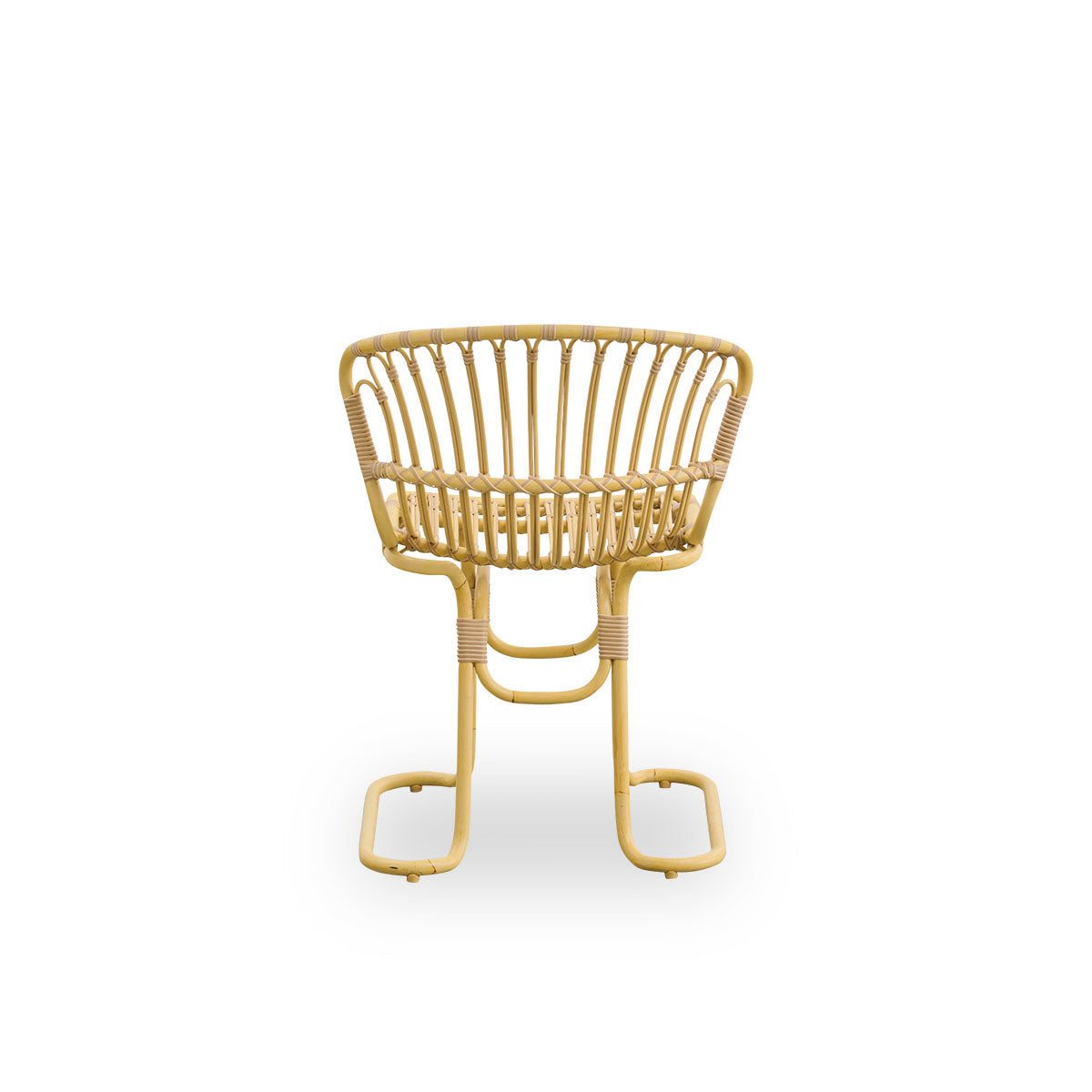 Plain back view of Rita Exterior dining chair designed by Nanna Ditzel. Sculptural legs allow stability on any outdoor surface. Frame made of aluminium in rattan look with ArtFibre bindings.