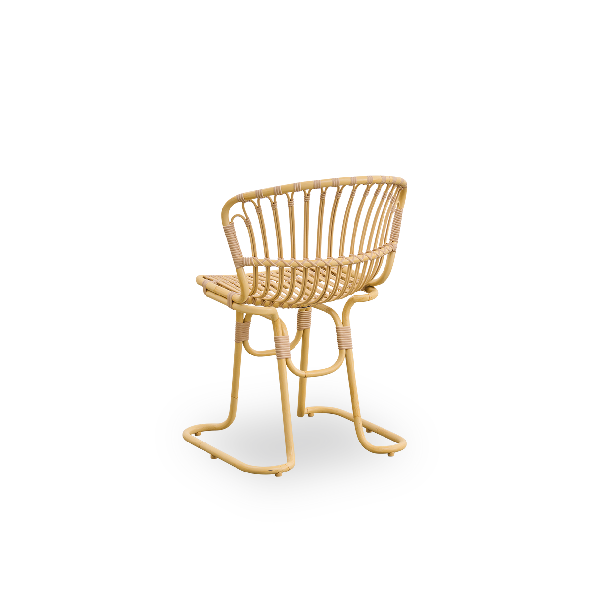 Back side view of the Rita Exterior dining chair designed by Nanna Ditzel.
Sculptural legs allow stability on any outdoor surface. Frame made of aluminum in rattan look with ArtFibre bindings.