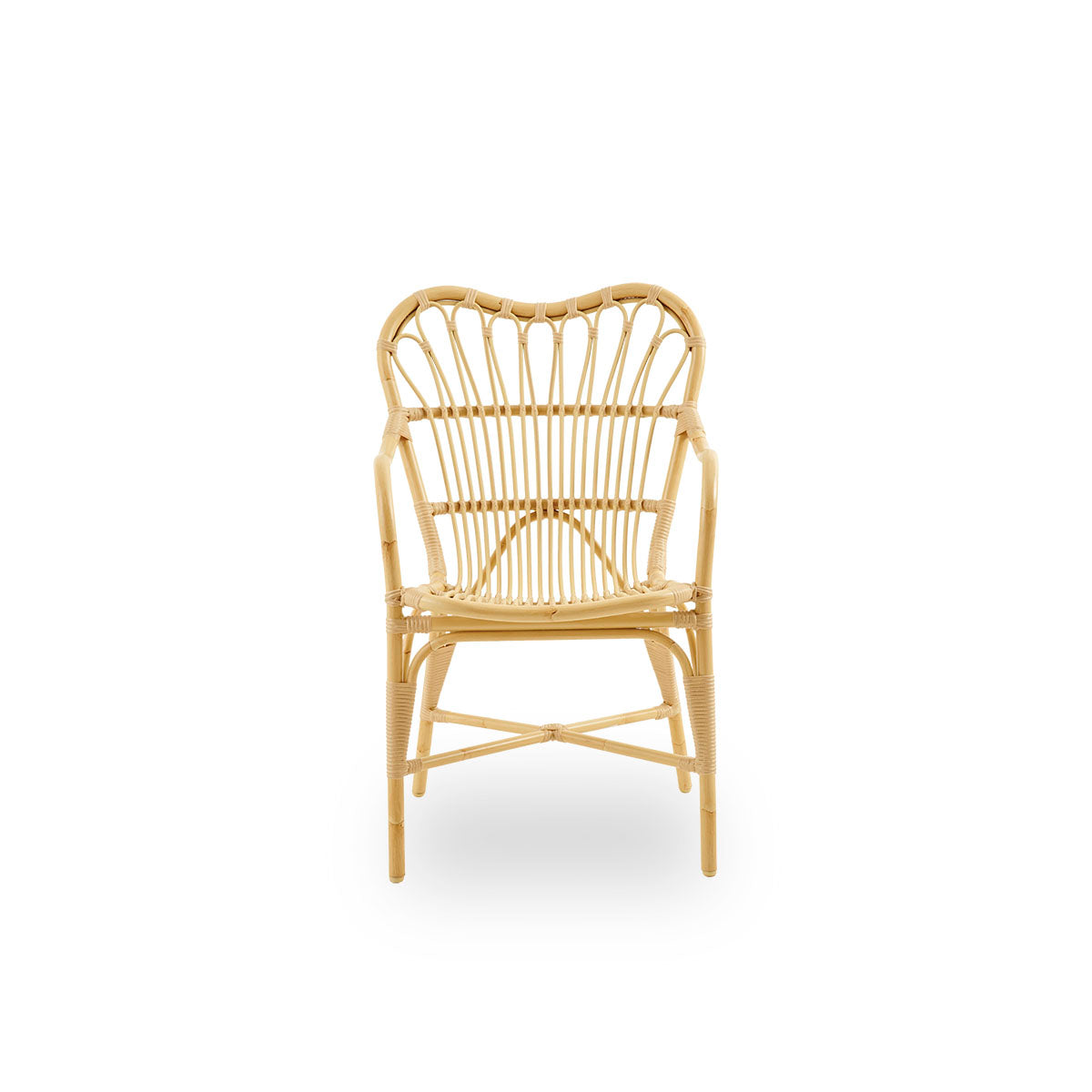Front view of the Margret outdoor dining chair with a high, wide backrest and curved armrests.
Aluminium frame in natural rattan look with ArtFibre windings.