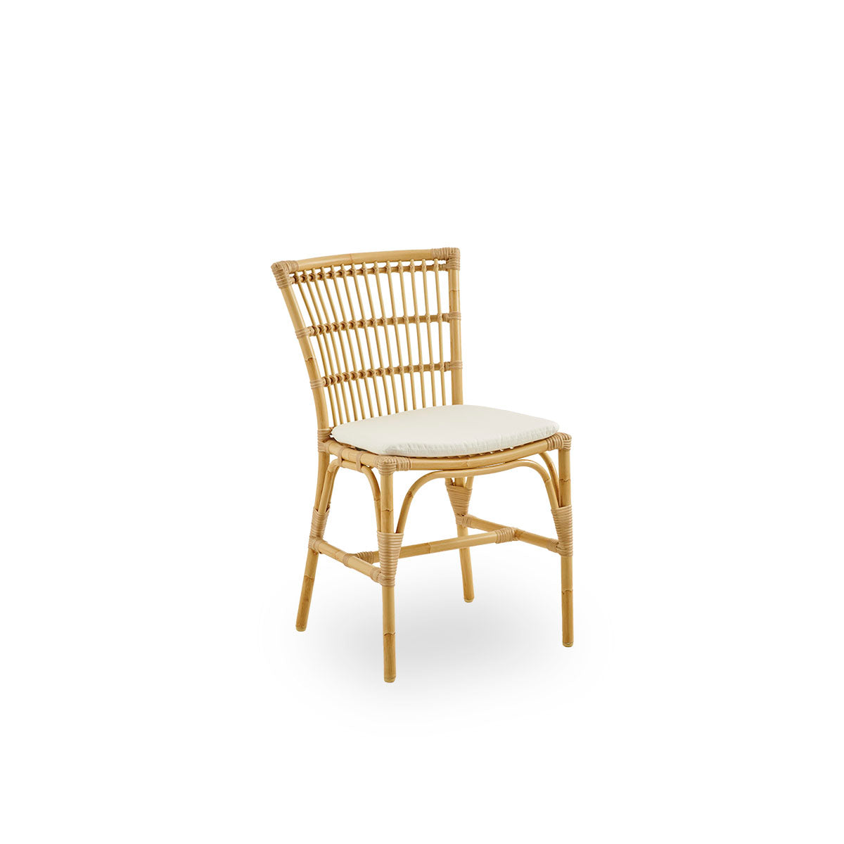 Side view of Elisabeth outdoor dining chair in rattan look. A small outdoor dining chair in minimalistic look. Aluminium frame with ArtFibre weavings.