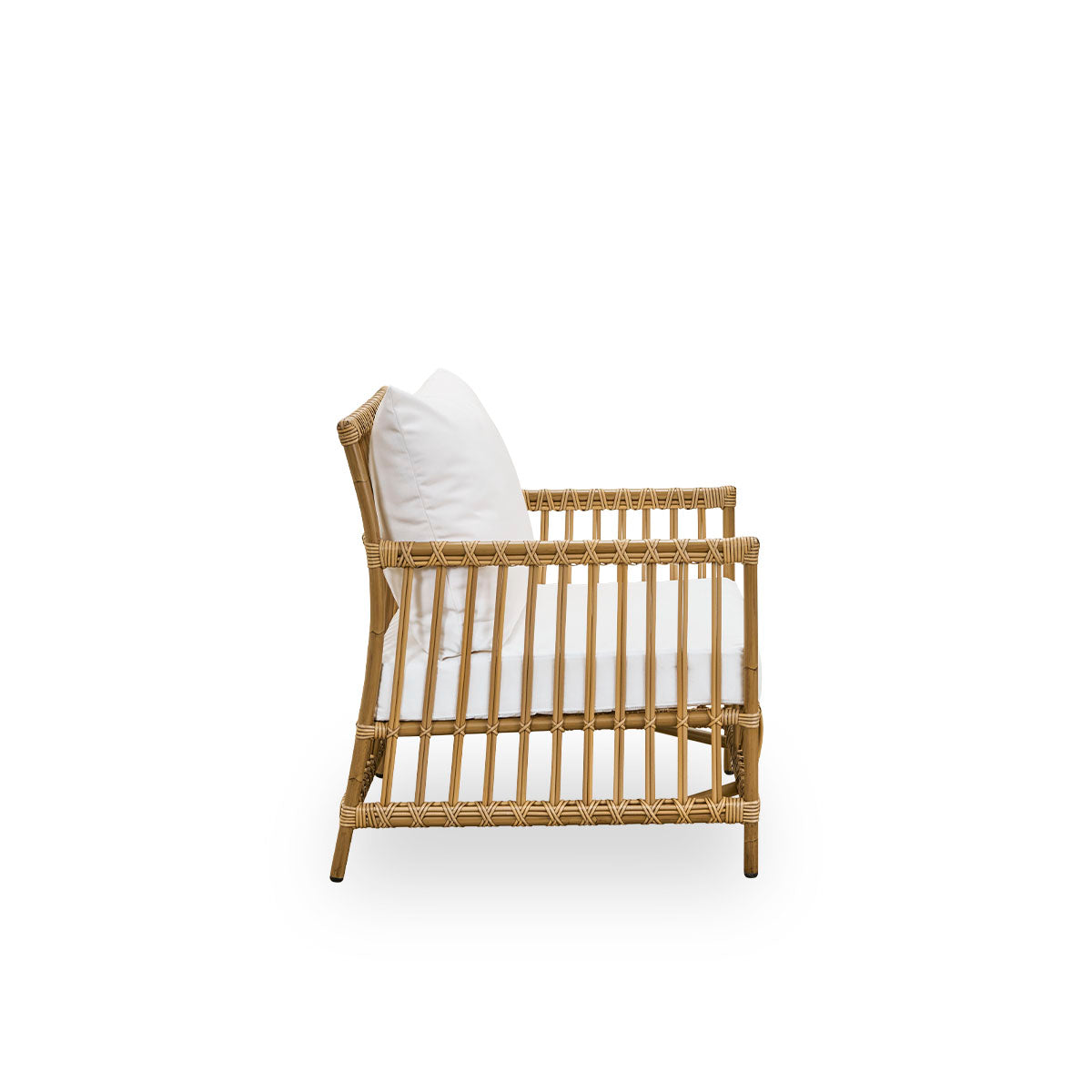 Plain side view of Caroline Exterior Lounge Chair in the color antique brown, simple and elegant Danish design. The frame of the chair is made from aluminum with elegant ArtFibre details. The design is minimalistic and elegant. 