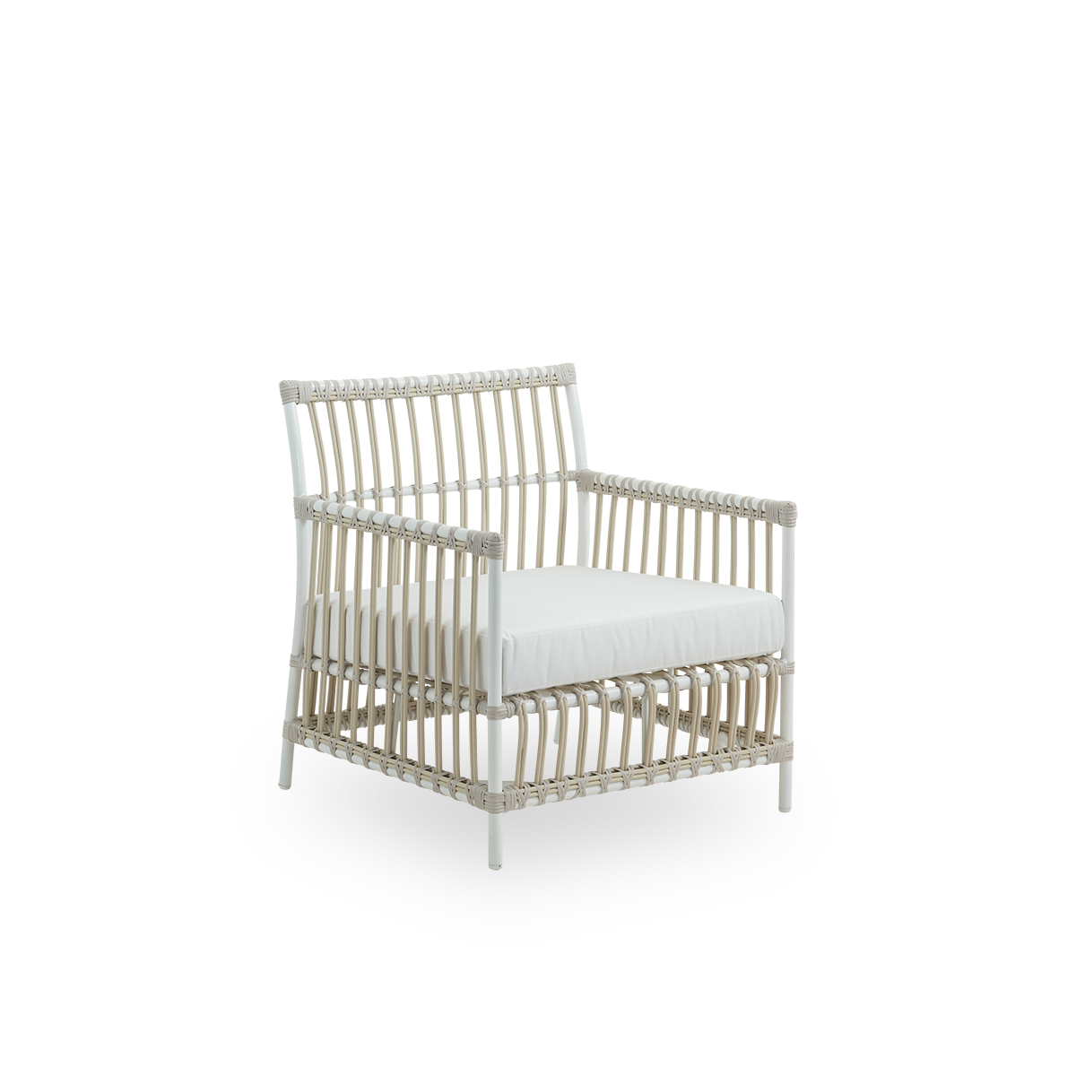 Side view of Caroline Exterior Lounge Chair in the color dove white, presented in simple and elegant Danish design. The frame of the chair is made from aluminum with elegant ArtFibre details. The chair has a cozy, calming presence.