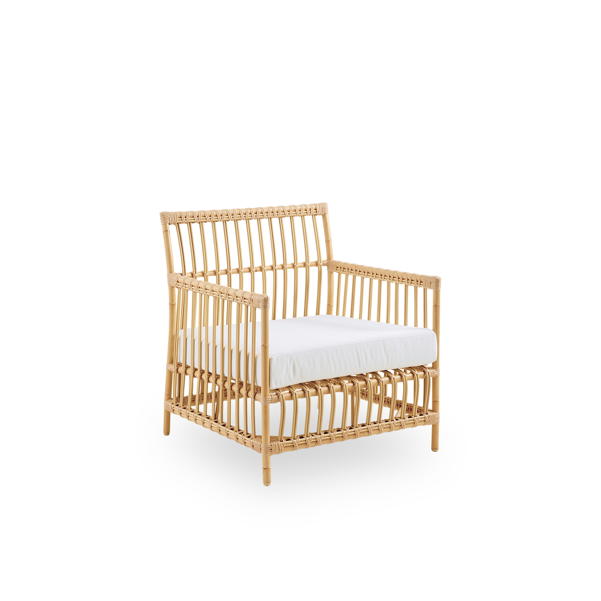 Side view of Caroline Exterior Lounge Chair in the color natural which is handpainted to look like rattan. The frame of the chair is made from aluminum with elegant ArtFibre details. The design is minimalistic and elegant. 