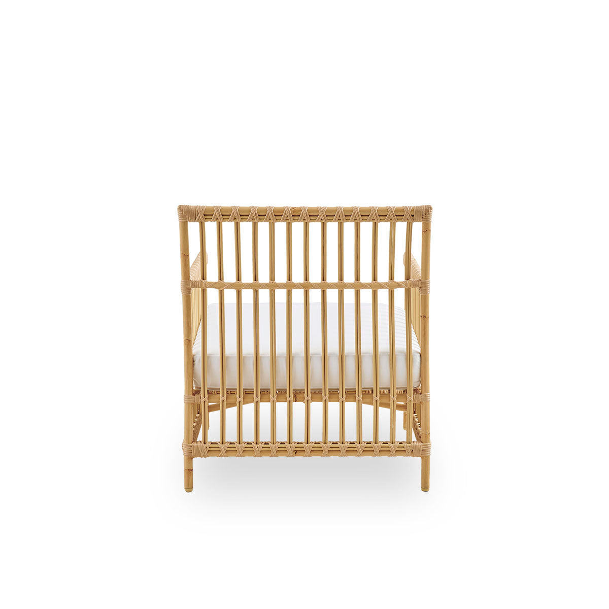 Plain back view of Caroline Exterior Lounge Chair in the color natural which is handpainted to look like rattan. The frame of the chair is made from aluminum with elegant ArtFibre details. The design is minimalistic and elegant.