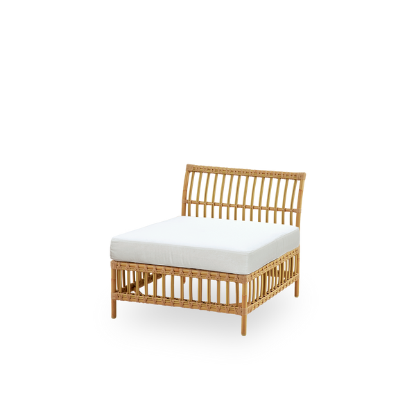 Side view of Maggie outdoor sofa center module in Natural color presented with white seat and back cushion. Aluminium frame with handpainted rattan look with ArtFibre windings.