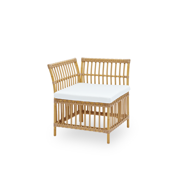 Side view of Meghan outdoor dining bench corner module. Aluminium frame in rattan look with ArtFibre windings. Seat height 45cm matching most dining chairs.
