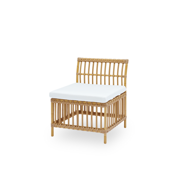 Side view of Meghan outdoor dining bench center module. Aluminium frame in rattan look with ArtFibre windings. Seat height 45cm matching most dining chairs.