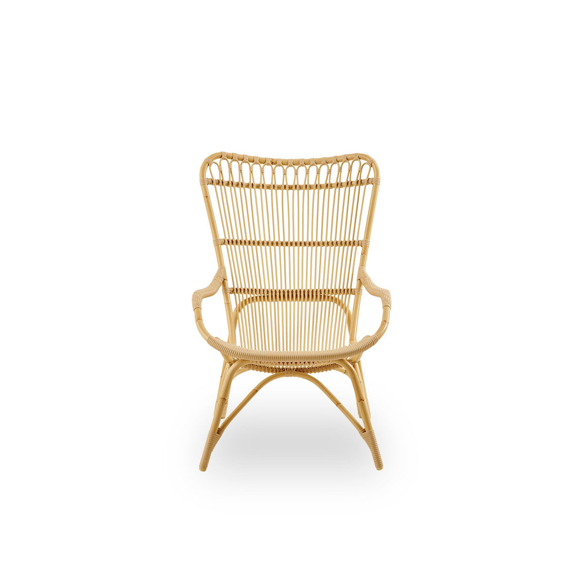 Front view of the Monet outdoor lounge chair with high backrest and armrests presented in natural color.
Aluminium frame in rattan look with ArtFibre windings.