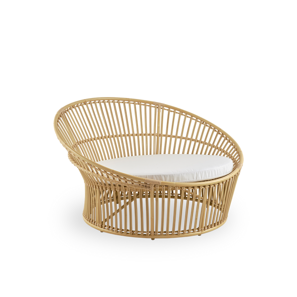 Side view of Olympia Nest Exterior, luxurious Danish design outdoor love nest with open weave and curved back. Aluminium frame in rattan-look with ArtFibre windings. 