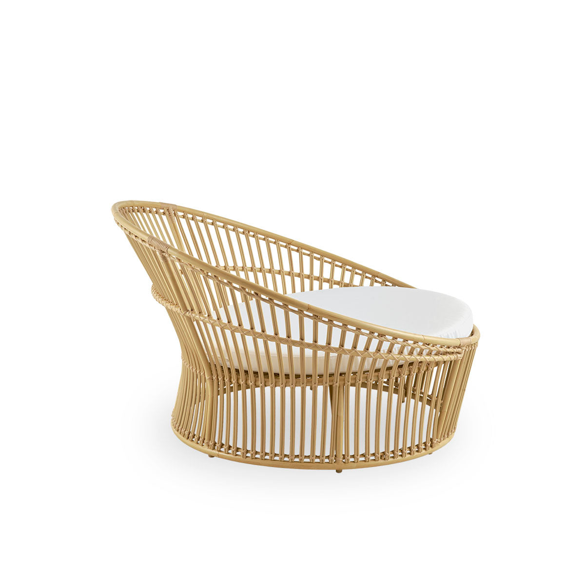 Plain side view of Olympia Nest Exterior, luxurious Danish design outdoor love nest with open weave and curved back. Aluminium frame in rattan-look with ArtFibre windings. 