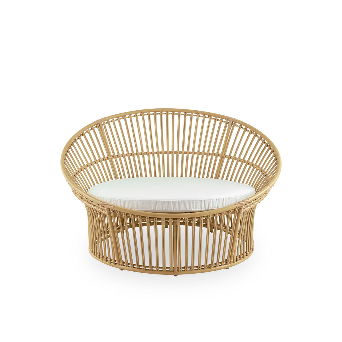 Front view of the Olympia Nest Exterior, a luxurious Danish design outdoor love nest with open weave and curved back.
Aluminium frame in rattan look with ArtFibre windings.