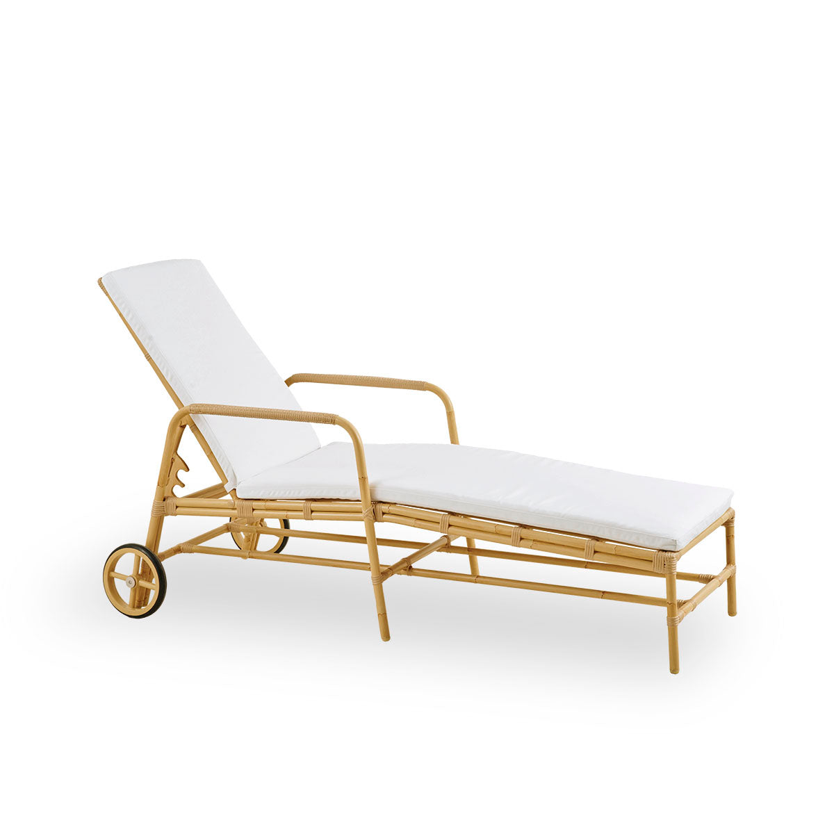 Side view of Josephine sunbed with adjustable backrest and wheels for easy mobility, aluminium frame in handpainted rattan look with ArtFibre windings.