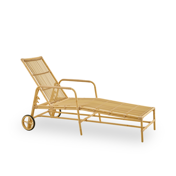 Side view of Josephine sunbed with adjustable backrest and wheels for easy mobility, aluminium frame in handpainted rattan look with ArtFibre windings.