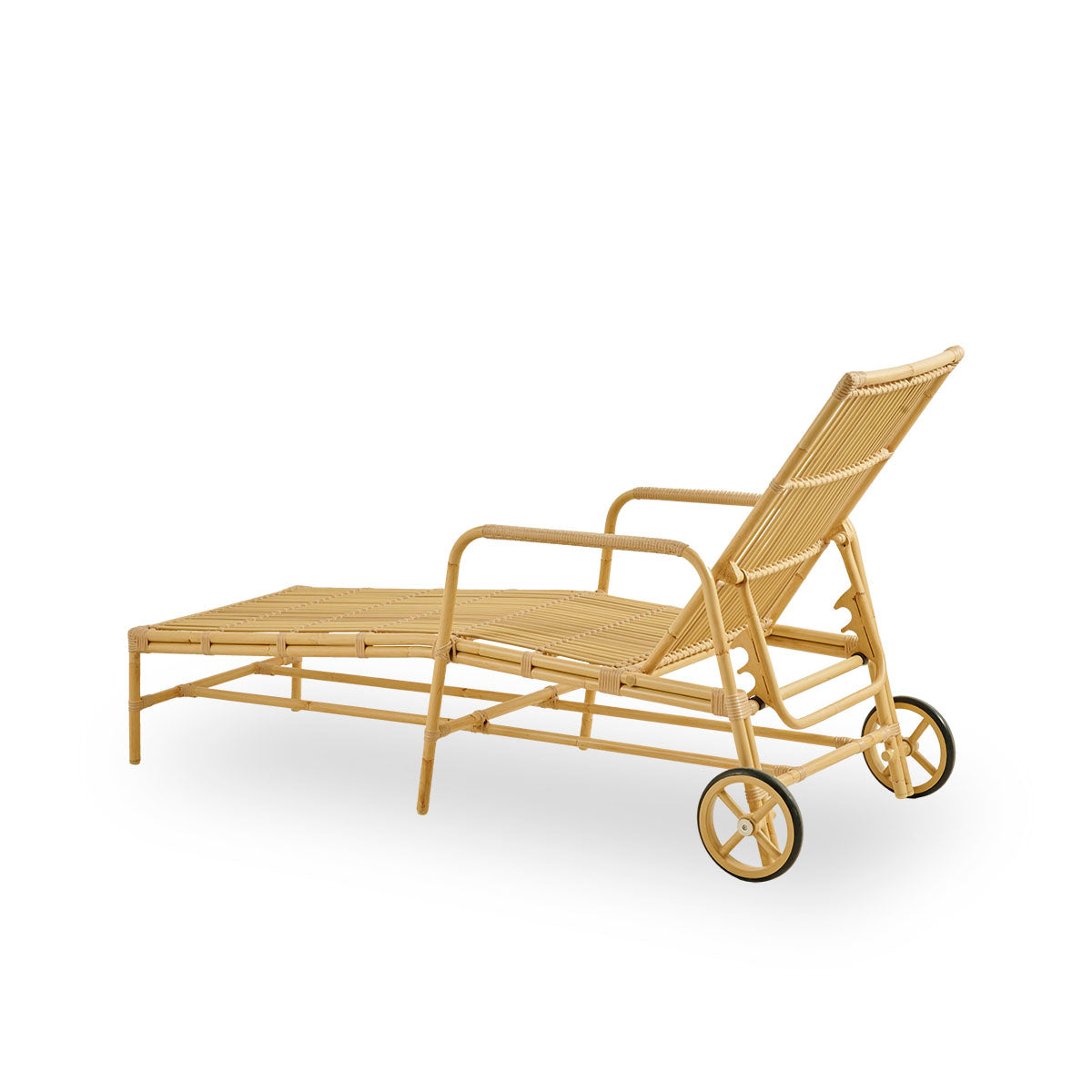 Plain back view of Josephine sunbed with adjustable backrest and wheels for easy mobility, aluminium frame in handpainted rattan look with ArtFibre windings.