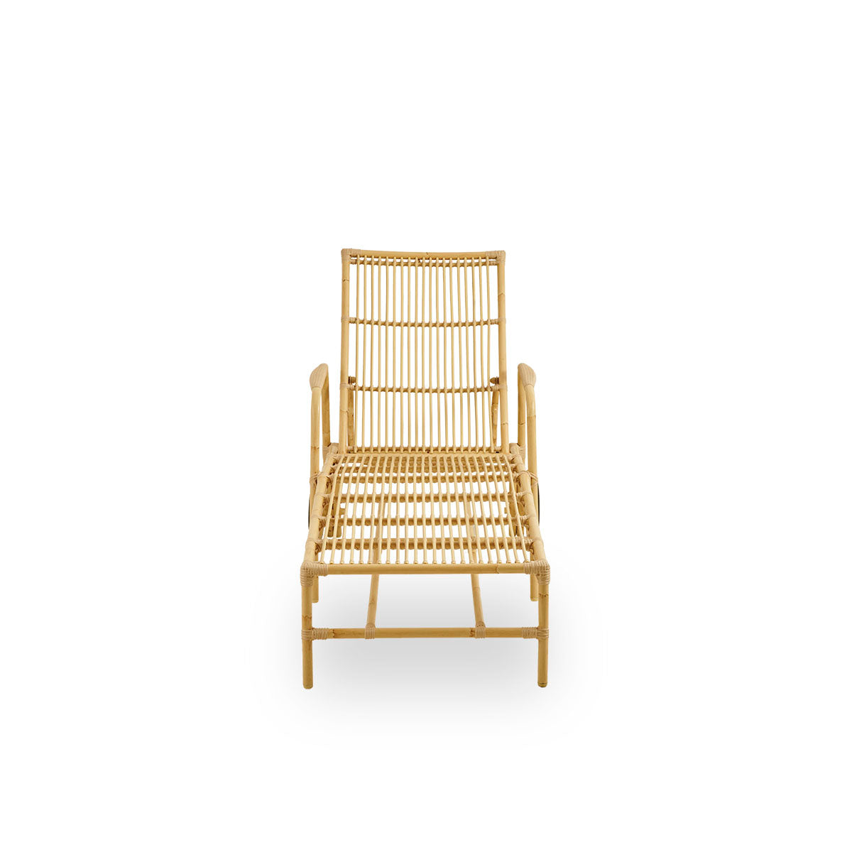 Front view of the Josephine sunbed with adjustable backrest and wheels for easy mobility.
Aluminium frame in hand-painted rattan look with ArtFibre windings.