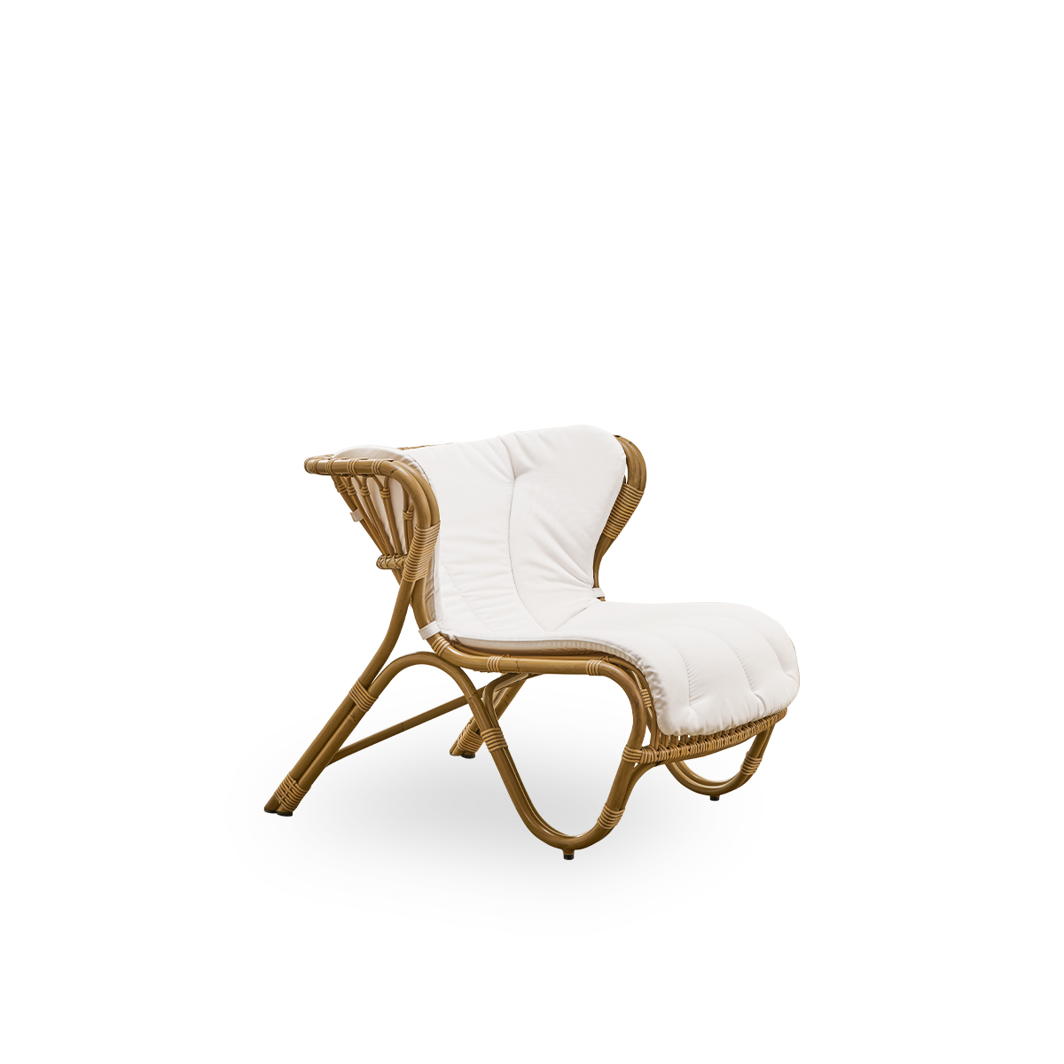 Side view of Fox Exterior lounge chair in antique brown rattan look, award-winning design by Viggo Boesen, low curvy lounge chair with hand-bent aluminium frame and ArtFibre windings.