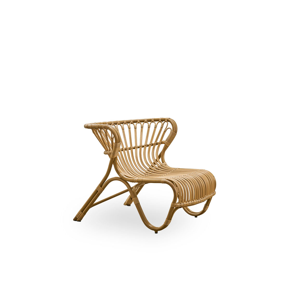 Side view of Fox Exterior lounge chair in antique brown rattan look, award-winning design by Viggo Boesen, low curvy lounge chair with hand-bent aluminium frame and ArtFibre windings.