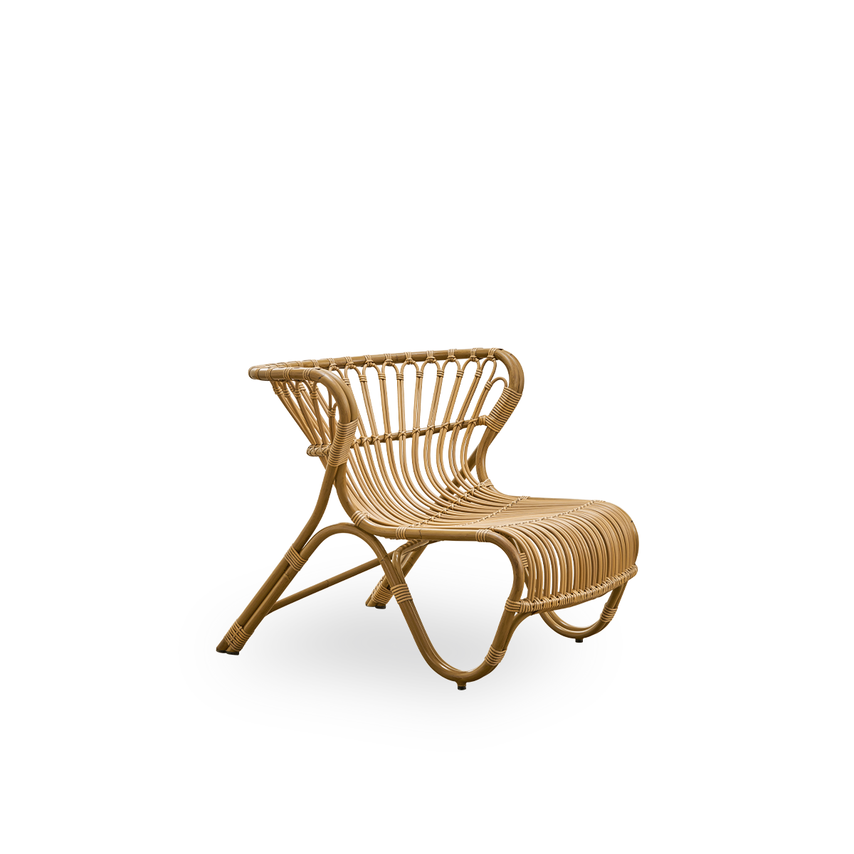 Side view of Fox Exterior lounge chair in antique brown rattan look, award-winning design by Viggo Boesen, low curvy lounge chair with hand-bent aluminium frame and ArtFibre windings.