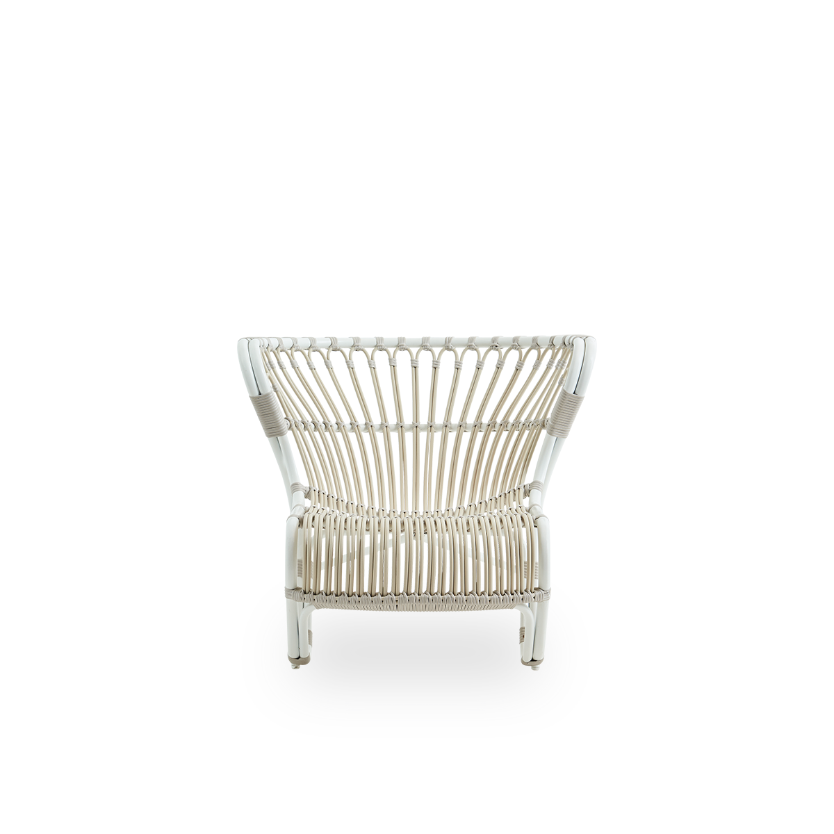 Side view of the Fox Exterior lounge chair in dove white color, an award-winning design by Viggo Boesen.
Low, curved lounge chair with a hand-bent aluminium frame and ArtFibre weave.