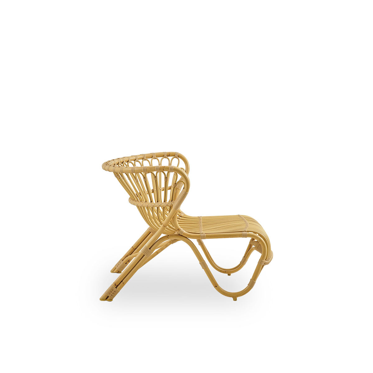 Plain side view of Fox Exterior lounge chair in natural rattan look, award-winning design by Viggo Boesen, low curvy lounge chair with hand-bent aluminium frame and ArtFibre windings.