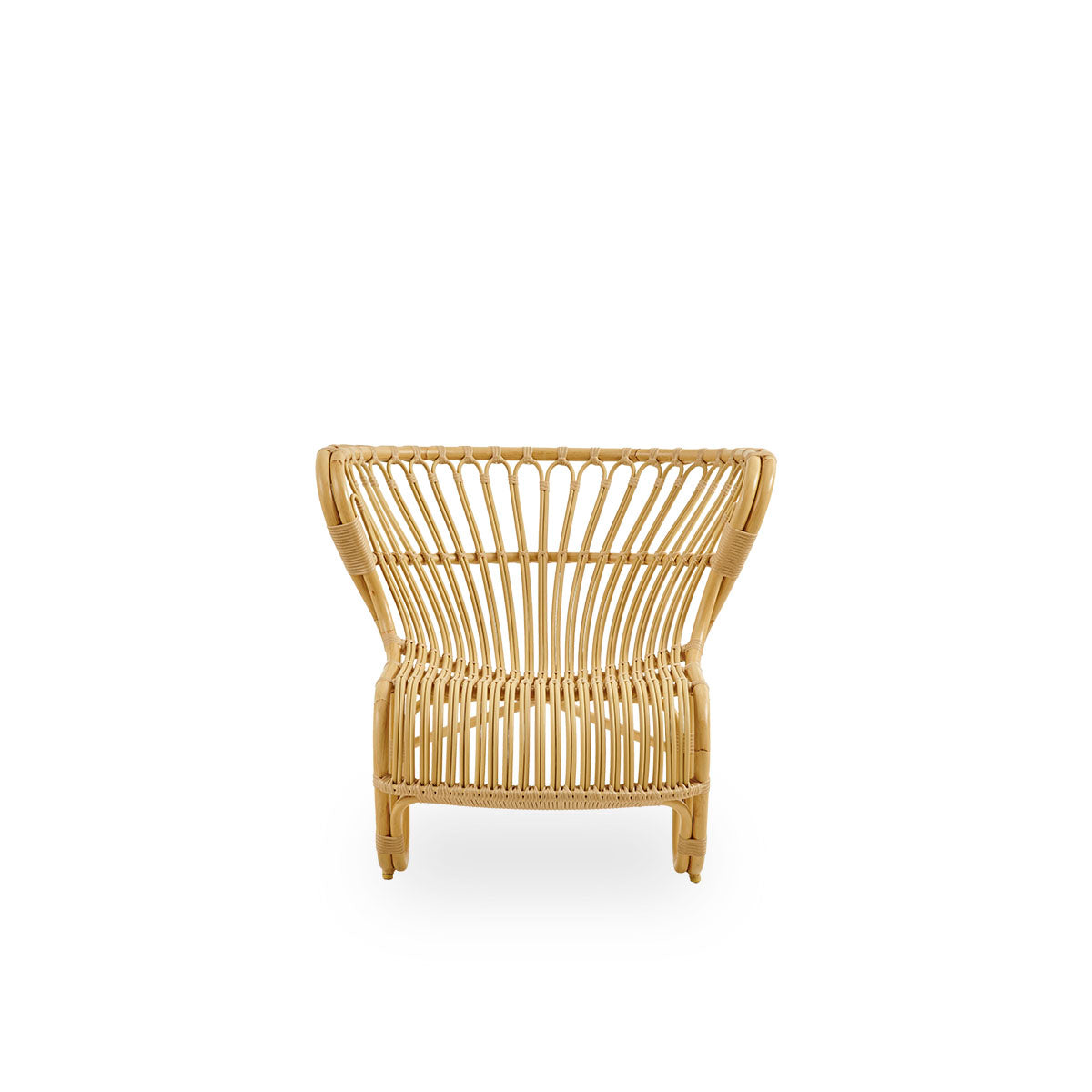 Front view of the Fox Exterior lounge chair in natural rattan look, award-winning design by Viggo Boesen.
Low, curvy lounge chair with a hand-bent aluminium frame and ArtFibre windings.